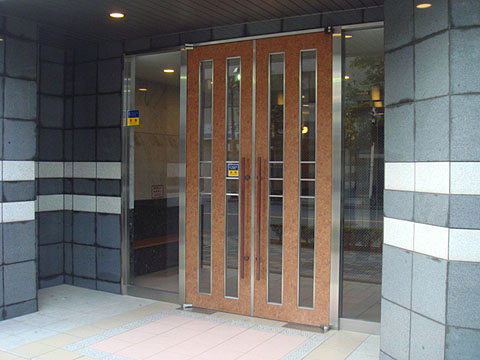 建物入口:サンクス左手にあります 建物入口:サンクス左手にあります