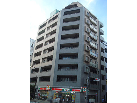 建物外観：一階がサンクスです